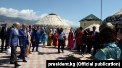 Форумдун президент Алмазбек Атамбаев баштаган катышуучулары. 21-июль, 2017-жыл