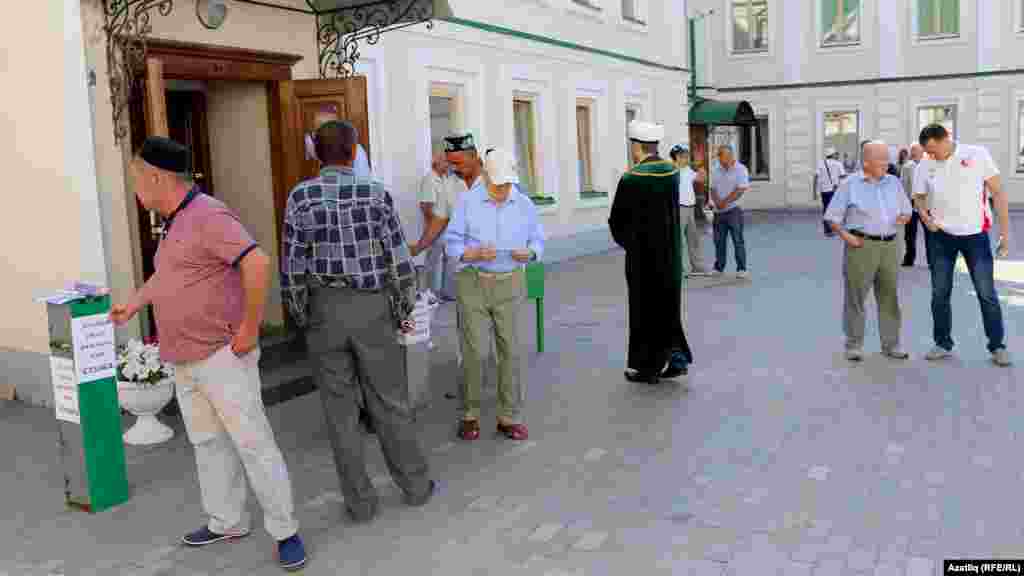 Гает намазы алдыннан һәм мәчеттән чыкканда тартмаларга халык сәдака салды