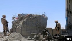 НАТОнун солдаттары жанкечти өзүн-өзү бомба менен жардырган жайды инспекция кылышууда. Кандагар, Даман району. 30-апрель 2015