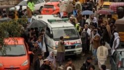 په کونړ کې یو امبولانس د پاکستانیو ځواکونو په برید کې د وژل شوي کس تابوت لېږدوي - د مارچ ۳۰مې انځور.