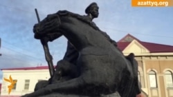 Демонтаж памятника красноармейцу в Уральске