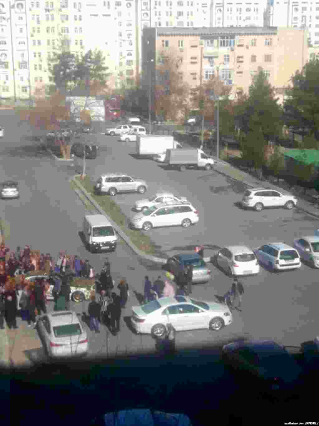 Несмотря на рост заболеваемости и смертности, а также ужесточение ограничений, введенных властями, население продолжает справлять свадьбы. Ашхабад, январь, 2021 г.