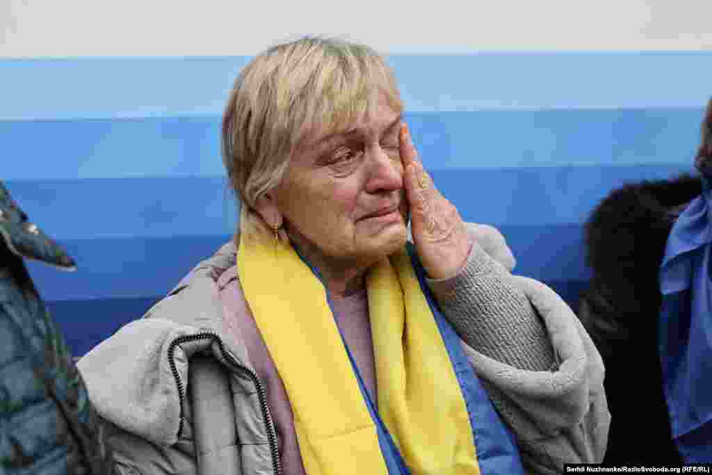 Люди не стримують сліз