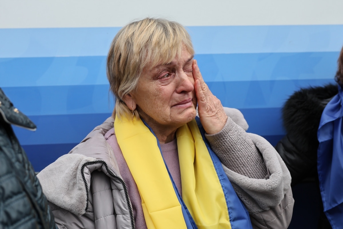 Люди не стримують сліз