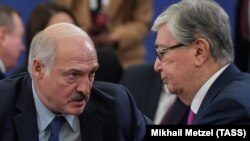 Беларусь президенті Александр Лукашенко және Қазақстан президенті Қасым-Жомарт Тоқаев (оң жақта) Армениядағы ЕАЭО саммитінде. 1 қазан 2019 жыл.