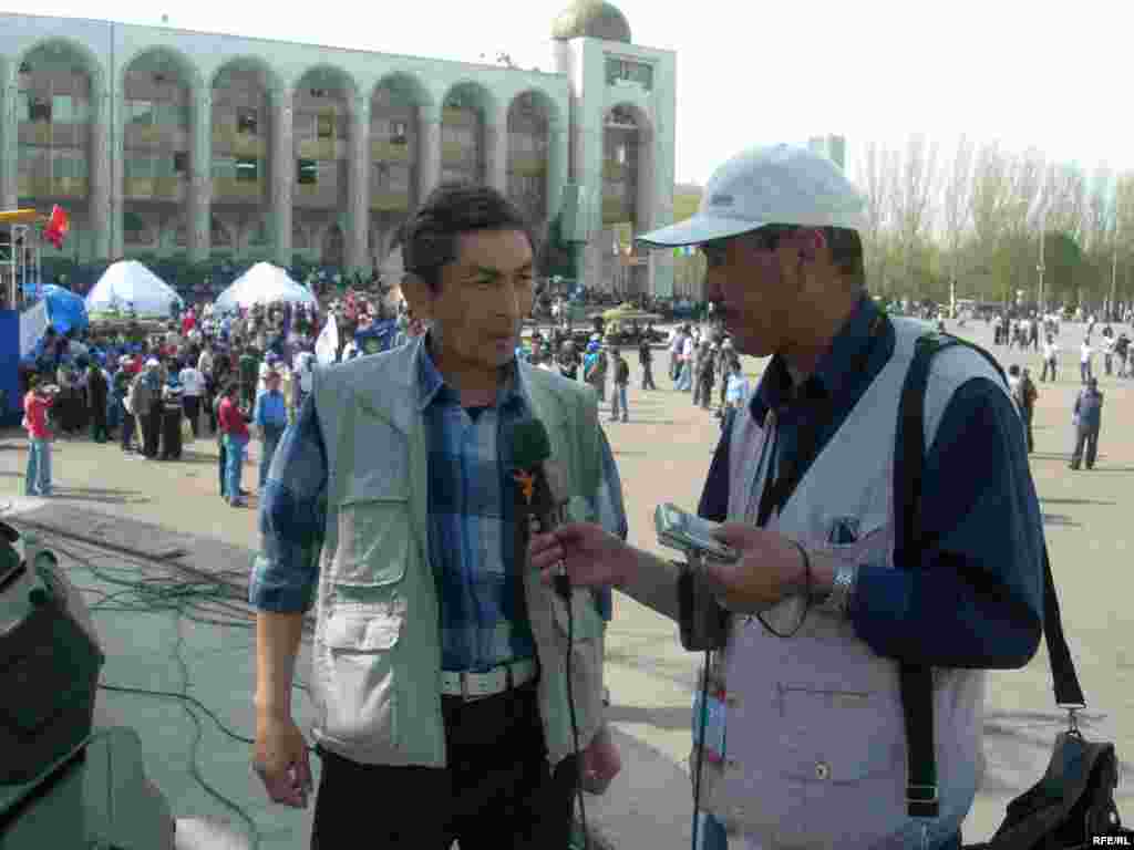 Kyrgyzstan -- RFE/RL correspondent interviews (14apr2007); CPP (Country Page Photo) for new website for Kyrgyz Service - Kyrgyzstan -- RFE/RL correspondent interviews (14apr2007); CPP (Country Page Photo) for new website for Kyrgyz Service