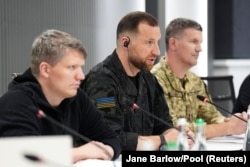 Євгеній Хмара, на той момент в.о. міністра оборони України, бере участь у зустрічі з міністром оборони Великої Британії Весом Стрітінгом (не на фото) у Києві під час його одноденного візиту, 5 серпня 2026 року