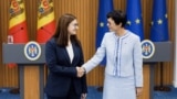 Cristina Gherasimov (stânga), viceprim-ministra pentru integrare europeană și Marta Kos, comisara europeană pentru extindere, la o conferință de presă susținută la Chișinău, în timpul vizitei oficialei de la Bruxelles în R. Moldova în perioada 3-5 septembrie.