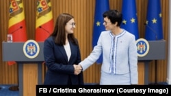 Cristina Gherasimov (stânga), viceprim-ministra pentru integrare europeană și Marta Kos, comisara europeană pentru extindere, la o conferință de presă susținută la Chișinău, în timpul vizitei oficialei de la Bruxelles în R. Moldova în perioada 3-5 septembrie.