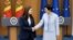 Cristina Gherasimov (stânga), viceprim-ministra pentru integrare europeană și Marta Kos, comisara europeană pentru extindere, la o conferință de presă susținută la Chișinău, în timpul vizitei oficialei de la Bruxelles în R. Moldova în perioada 3-5 septembrie.