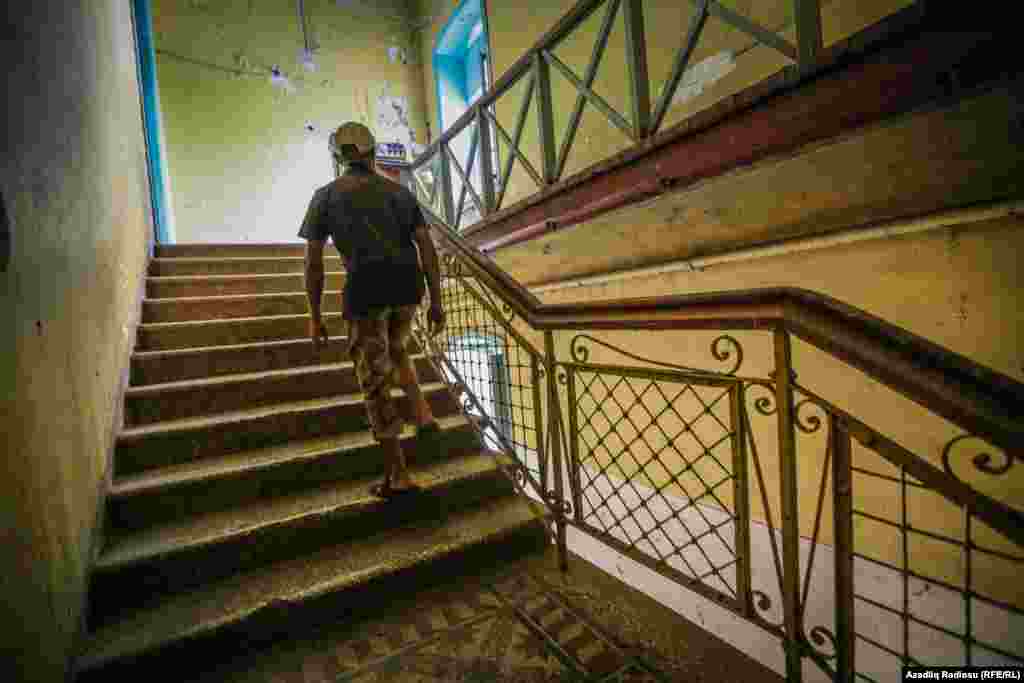 Evin ikinci mərtəbəsinə aparan pilləkanlar