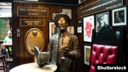 Статуя Джеймса Джойса в баре в Дублине, Ирландия