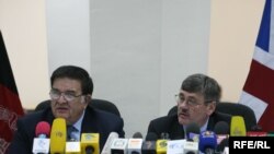 د افغانستان او انګلستان د دفاع وزیران په کابل کې خبریالانو ته خبرې کوي. 