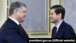 Весс Мітчелл (п) і Петро Порошенко (л), Київ, 15 листопада 2015 року