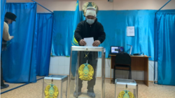 На избирательном участке в Алматы в день выборов в мажилис и маслихаты. 10 января 2021 года.