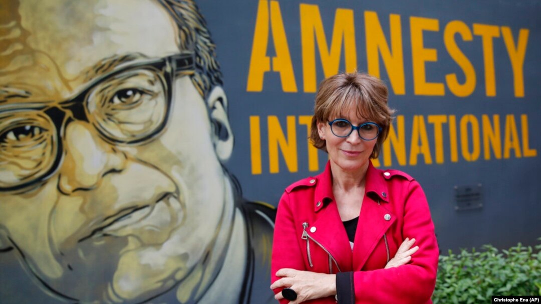 Secretarul general al Amnesty, Agnes Aallamard, este acuzat de oficiali de la Kiev că organizația sa face jocurile Moscovei. 