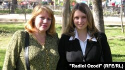 Надежда Антонова (аз тарафи дасти рост) бо модараш Лидия Антонова, ки ҳарду шатранҷбози маъруфи Тоҷикистонанд