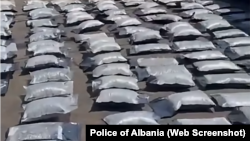 Pako, që sipas Policisë shqiptare, janë me lëndë narkotike të llojit kanabis. Fotografia është shkëputur nga videoja e publikuar nga Policia e Shqipërisë. 