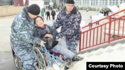 Майыптар күнүнө карата иш-чарага чакырылган адам. Жалал-Абад шаары. Архивдик сүрөт.