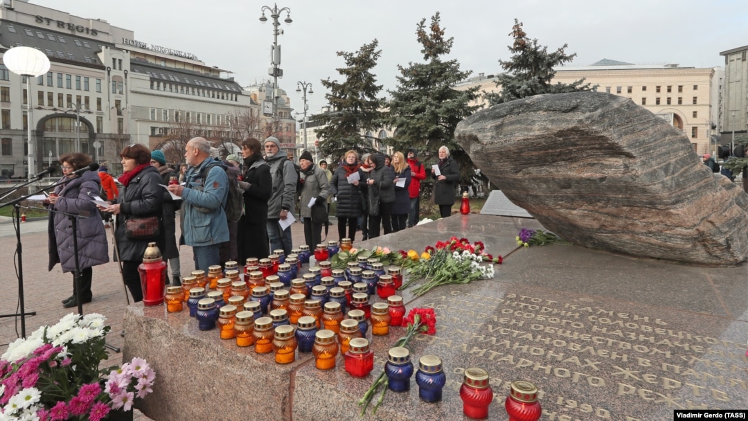 People gathered at the Solovetsky Kamen memorial in Moscow.