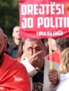 Qytetarët reagojnë në Prishtinë teksa mësojnë dënimin e ish-krerëve të UÇK-së me burgim për krime lufte nga Gjykata Speciale e Kosovës në Hagë, Prishtinë, 16 shtator.