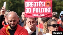 Qytetarët reagojnë në Prishtinë teksa mësojnë dënimin e ish-krerëve të UÇK-së me burgim për krime lufte nga Gjykata Speciale e Kosovës në Hagë, Prishtinë, 16 shtator.