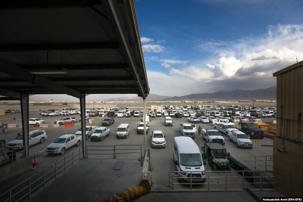 Automjetet e lëna pas nga forcat amerikane në bazën ajrore Bagram, rreth 50 kilometra në veri të kryeqytetit Kabul. Baza është liruar më 2 korrik dhe aktualisht është nën kontrollin e ushtrisë afgane.
