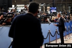 Андрей Бабіш, прем’єр-міністр Чехії, спілкується з пресою на саміті в Брюсселі