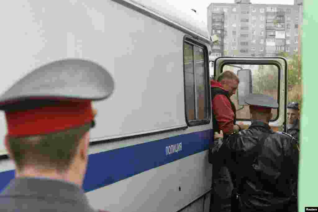 În Rusia, la Murmansk, a început procesul împotriva activiştilor Greenpeace, care au protestat împotriva forărilor arctice pe o platformă a Gazpromului.