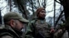 Эрдем "Шаман" Тикеев (справа) и анонимный боец одного из иностранных легионов ВСУ, архивное фото