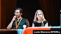 Алек Селвелиев и Велина Андонова по време на финала на Световното първенство по университетски дебати, 3 януари 2026 г.