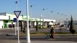 Aşgabadyň aeroportynda mobil telefonlar alynýar
