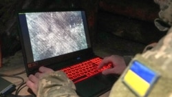 Український військовий підрозділу аеророзвідки 45-ї окремої артилерійської бригади переглядає знімки, зроблені під час польоту розвідувального безпілотника поблизу міста Лиману на Донеччині (архівне фото)  