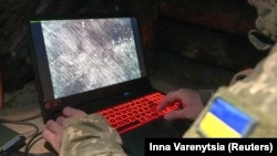 Український військовий підрозділу аеророзвідки 45-ї окремої артилерійської бригади переглядає знімки, зроблені під час польоту розвідувального безпілотника поблизу міста Лиману на Донеччині (архівне фото)  