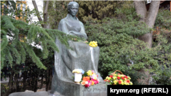 Памятник Лесе Украинке в Ялте, Крым, архивное фото
