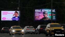 Un panou publicitar Wildberries la Moscova, lângă unul al armatei. 