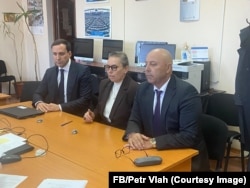Petru Vlah(dreapta), la depunerea actelor pentru înregistrarea în calitate de candidat la funcția de bașcan al Găgăuziei din partea Partidului „Noua Opțiune Istorică”.