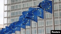 Знамињата на Европската унија се веат пред седиштето на Комисијата на ЕУ во Брисел