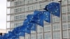 EU-s zászlók az Európai Bizottság brüsszeli központja előtt