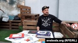 Іван Сэмесюк, украінскі пісьменьнік, падчас прэзентацыі