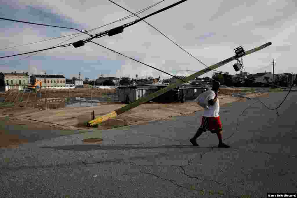 Čovjek prolazi pored uništenih dalekovoda u New Orleansu, Louisiana