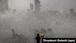 U Mumbajiu gde je za 12 sati palo 222 milimetra kiše, mnogi putevi, železničke pruge i naselja su pod vodom (ilustrativna fotografija)