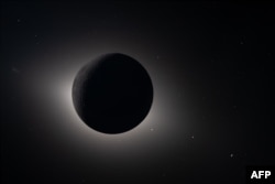 Месячнае зацьменьне ў космасе. Від з касьмічнага карабля «Арыён» 6 красавіка 2026 году