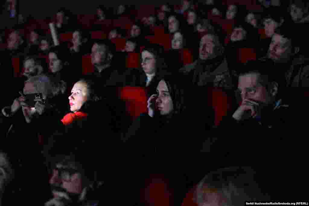 Емоції глядачів під час перегляду фільму. Показ та обговорення в Києві спільно організували Центр громадянських свобод і Радіо Свобода 