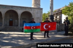 Місцеві з прапорами Азербайджану та Туреччини під час святкування річниці перемоги у Шуші