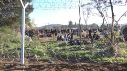 Мигрантите им го блокираат влезот на бегалците