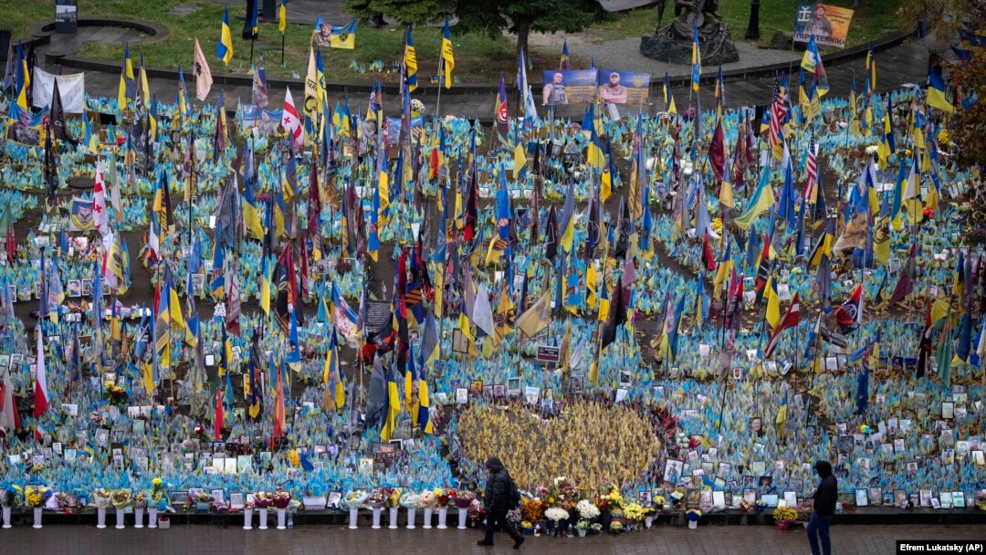 Piața Maidan din centrul Kievului amintește de soldații căzuți pe front.
