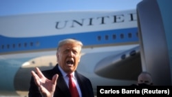 Трамп перед вылетом из Вашингтона в Техас для посещения района строительства пограничной стены между США и Мексикой, 12 января 2021 года