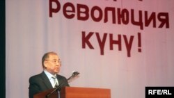 Бывший Госсекретарь КР Досбол Нур уулу выступает с докладом во время праздничного мероприятия в честь четвертой годовщины 24 марта 2005 года, Бишкек, 24 марта 2009 года.