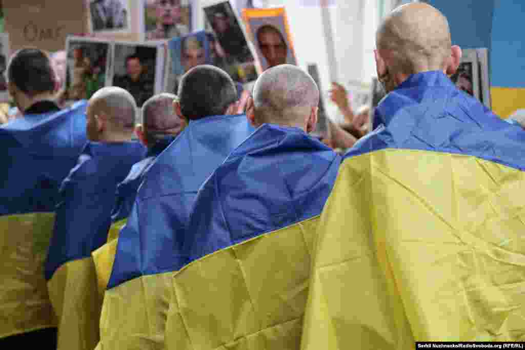 4 липня Україна й Росія провели черговий обмін військовополоненими. Чернігівська область, 4 липня 2025 року.«Наші люди вдома. Більшість із них перебувала в російському полоні ще з 2022 року», – повідомив президент України Володимир Зеленський у своєму телеграм-каналі. Станом на кінець 2025 року Україна повернула з полону понад 2000 своїх громадян лише за 2025 рік (цифра, що значно перевищує попередні роки) в рамках численних обмінів, включаючи великі обміни військовополоненими та цивільними, що стали можливими завдяки переговорам і посередництву, зокрема за Стамбульськими домовленостями